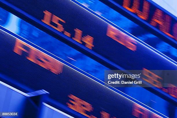 usa, new york, new york city, stock ticker in times square - pantalla de comercio fotografías e imágenes de stock