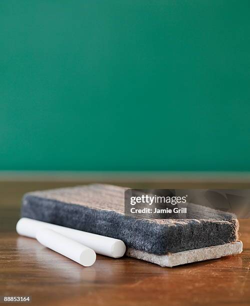 close-up of chalk and blackboard eraser, studio shot - chalkboard eraser stockfoto's en -beelden