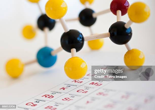 molecule model on periodic table - periodensystem der elemente stock-fotos und bilder