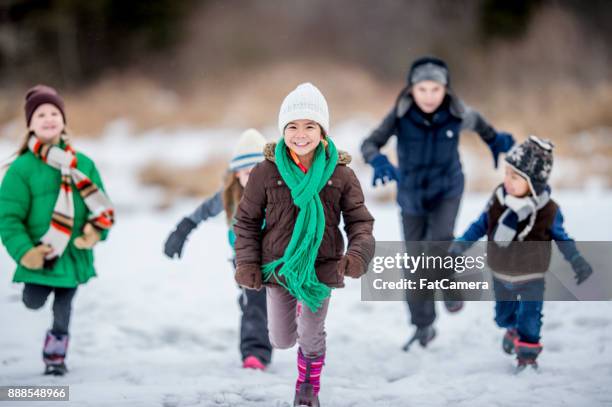 außen spielen im winter - kids playing snow stock-fotos und bilder