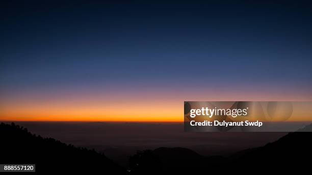 majestic sunrise over the mountains - horizon over land stockfoto's en -beelden