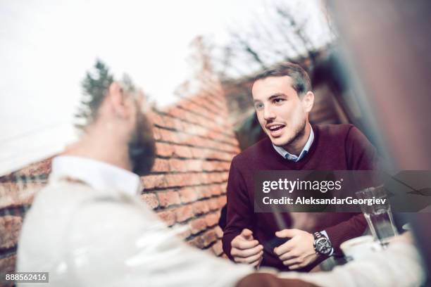 twee vrienden koffie drinken lachend en praten in koffie shop - two executive man coffee shop stockfoto's en -beelden