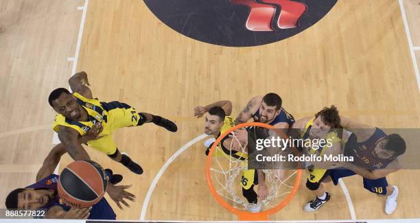 Phil Pressey, #8 of FC Barcelona Lassa competes with James Nunnally, #21 of Fenerbahce Dogus Istanbul during the 2017/2018 Turkish Airlines...