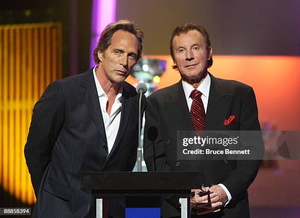 Actor William Fichtner and NHL Hall of Famer Tony Esposito present the Vezina Trophy during the 2009 NHL Awards at The Pearl concert theater at the...