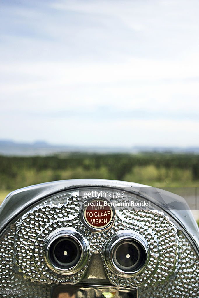 Coin operated binoculars