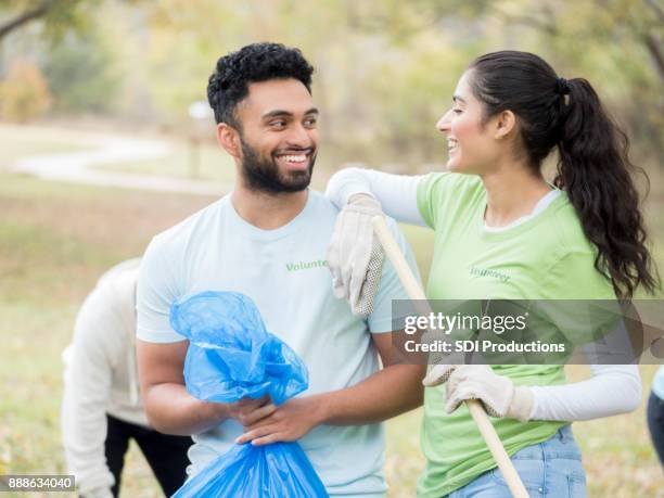 2,673点のWoman Holding Bin Bagのストックフォトと写真