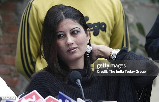 Fiza Alias Anuradha Bali wife of Chander Mohan alias Chand Mohammad, former deputy Chief Minister of Haryana addressing a Press Conference in New...