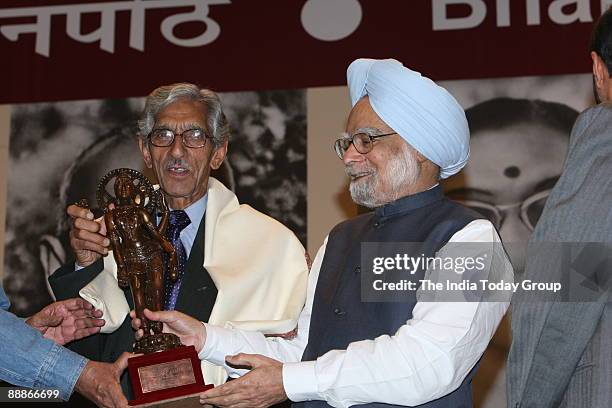 Yussman Rahi Rahman Rahi Photos and Premium High Res Pictures - Getty Images