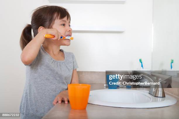 linda chica de lavarse los dientes. - brushing fotografías e imágenes de stock