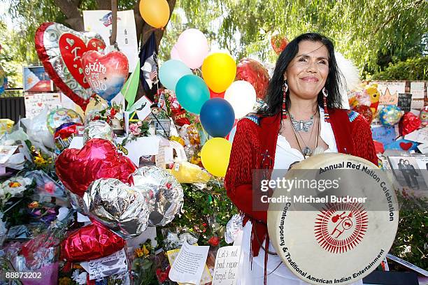 Singer Joanelle Romero performs in front of a makeshift memorial at the Michael Jackson family compound on July 6, 2009 in Encino, California. A...