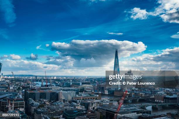 view of the shard from across the river thames. - peter lourenco fotografías e imágenes de stock