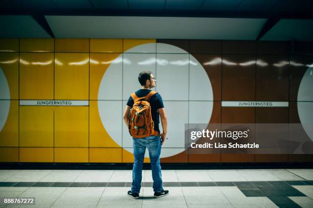 a man takes the subway - hamburg duitsland stockfoto's en -beelden