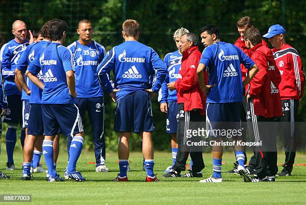 Head coach felix Magath speaks to the team during the Schalke training session on training ground at the "Aselager Muehle" Hotel on July 7, 2009 in...