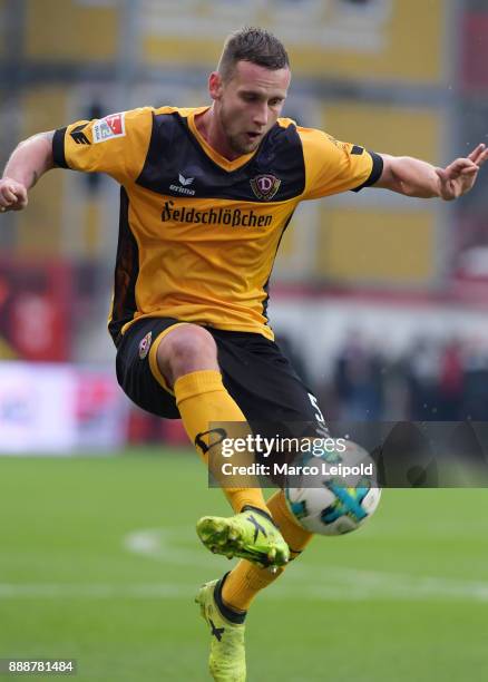 Manuel Konrad of SG Dynamo DresdenSpielball beschriftet with einem Filzstift during the game between Union Berlin and Dynamo Dresden at Stadion An...