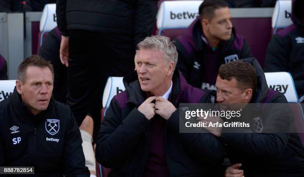 David Moyes of West Ham United chats with his assistant Billy McKinlay prior to the Premier League match between West Ham United and Chelsea at...