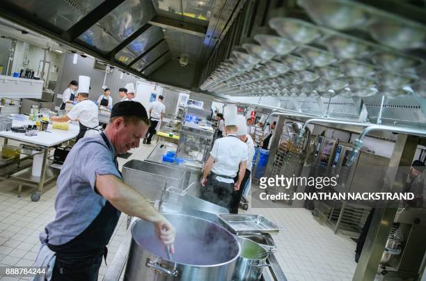 Cooks and kitchen workers prepare the 2017 Nobel Banquet in the kitchen of the Stockholm city hall on December 7, 2017. / AFP PHOTO / Jonathan...