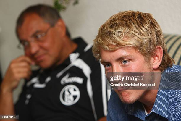 Head coach Felix Magath and new player Lewis Holtby attend a press conference at the "Aselager Muehle" Hotel on July 7, 2009 in Herzlake, Germany.