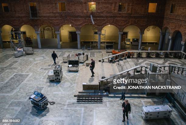 Men work at Stockholm city hall, where preparations are under way for the 2017 Nobel Banquet on December 7, 2017. / AFP PHOTO / Jonathan NACKSTRAND