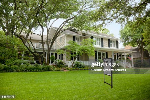 exterior view of home with foreclosure sign - pantövertagande bildbanksfoton och bilder