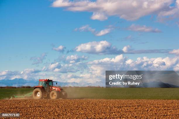 tractor cultivating a cereal field - castilië-la-mancha stockfoto's en -beelden