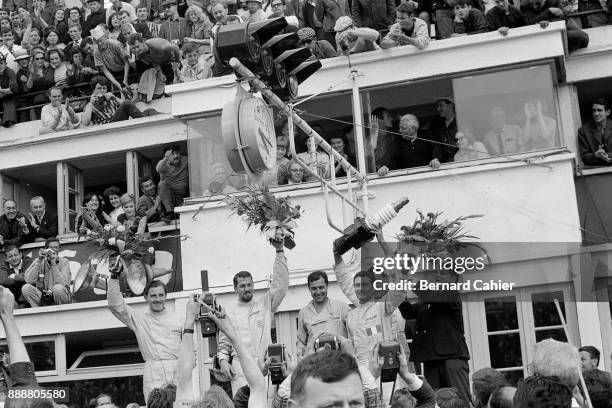 Graham Hill, Jo Bonnier, Jean Guichet, Nino Vaccarella, 24 Hours of Le Mans, Le Mans, 22 June 1964. Graham Hill and Jo Bonnier with Le Mans 1964...