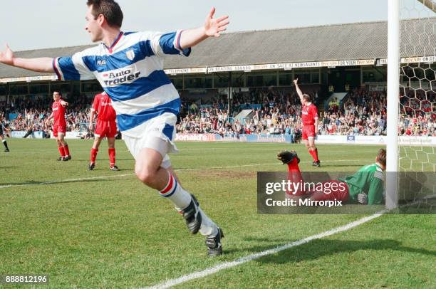 Football match, Reading v Swindon Town. Final score 3-0 to Reading. League Division 1, 1st April 1995.