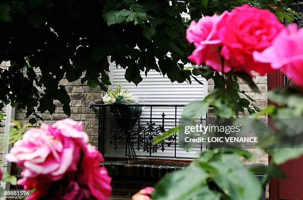 Vue prise le 7 juillet 2009 à Boulogne-Billancourt d'un bouquet de fleurs déposé devant le domicile de Mathieu Montcourt, jeune joueur de tennis de...