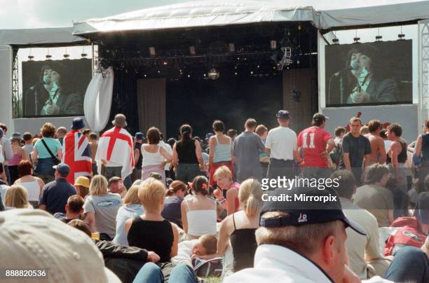 Crowds enjoying the music at the V Festival, Weston Park, 20th August 2000.