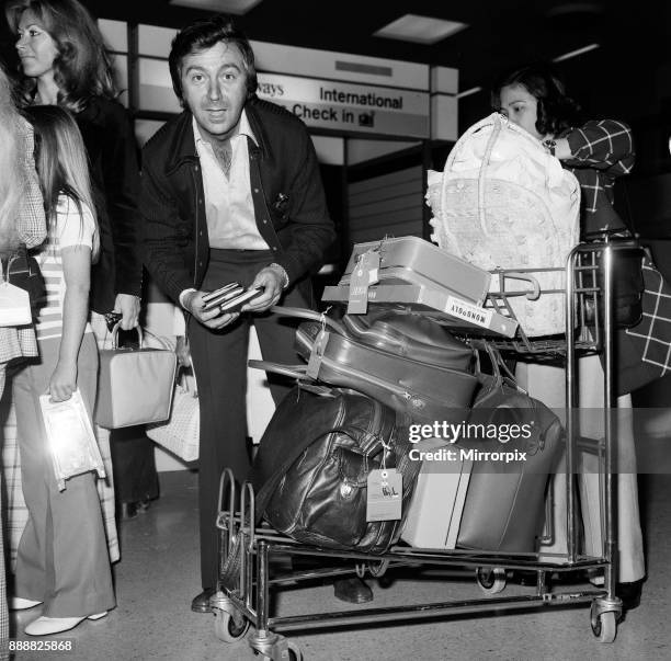 Des O'Connor at the airport with his family, 3rd August 1974.