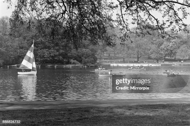 The temperatures rose into the upper 70's again today and crowds flocked to sunbathe and relax in Hyde Park, London. Rowers keep cool in the...