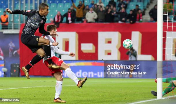 Robin Quaison of Mainz scores the second goal during the Bundesliga match between RB Leipzig and 1.FSV Mainz 05 at Red Bull Arena on December 9, 2017...