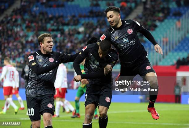 Robin Quaison of Mainz jubilates with team mates after scoring the second goal during the Bundesliga match between RB Leipzig and 1.FSV Mainz 05 at...