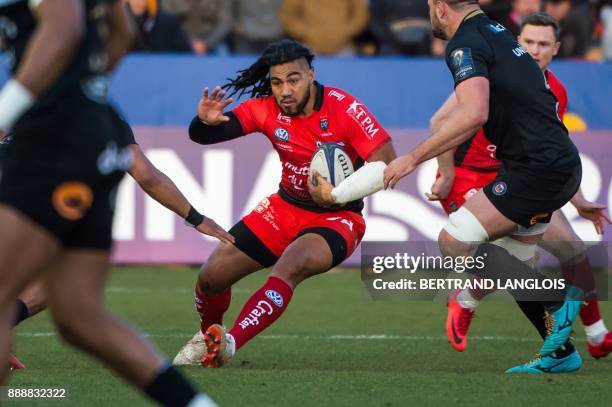 Toulon's New Zealander centre Maa Nonu outruns Bath's defenders during the Champions Cup rugby union match RC Toulon vs Bath on December 9, 2017 at...