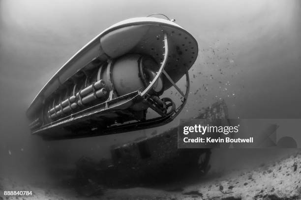 submarine cruises by the san pedro wreck off the famous waikiki beach on the island of oahu in hawaii the wreck was sunk by atlantis in 1996 to create an artificial reef. - waikiki bildbanksfoton och bilder