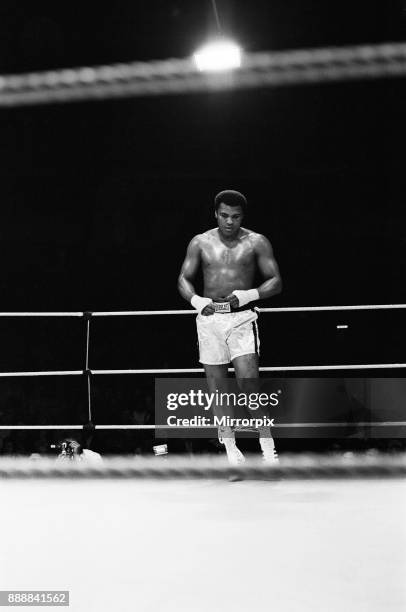 Muhammad Ali in the ring training ahead of his upcoming fight with Richard Dunn. Ali won the fight by TKO in round 5, 23rd May 1976.