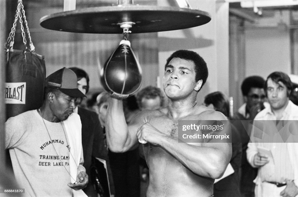 Ali R L Muhammad Ali training at Gleason's Gym in New York, for his World ...