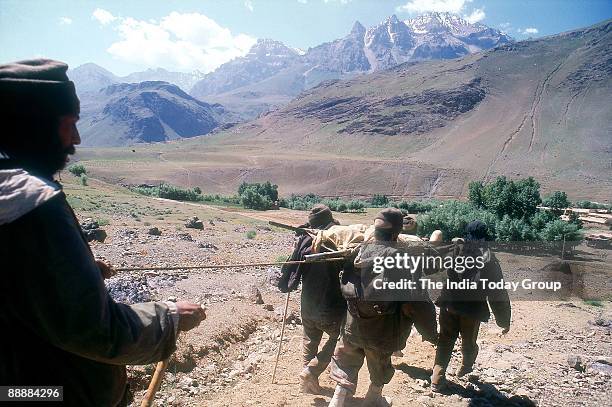 Casualities on stretchers are evacuated from hilly areas by Army personnel in Kargil conflict