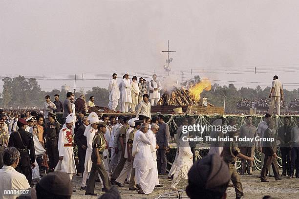 Rajiv Gandhi with his wife Sonia Gandhi and daughter Priyanka Gandhi during Indira Gandhi Funeral at Raj Ghat