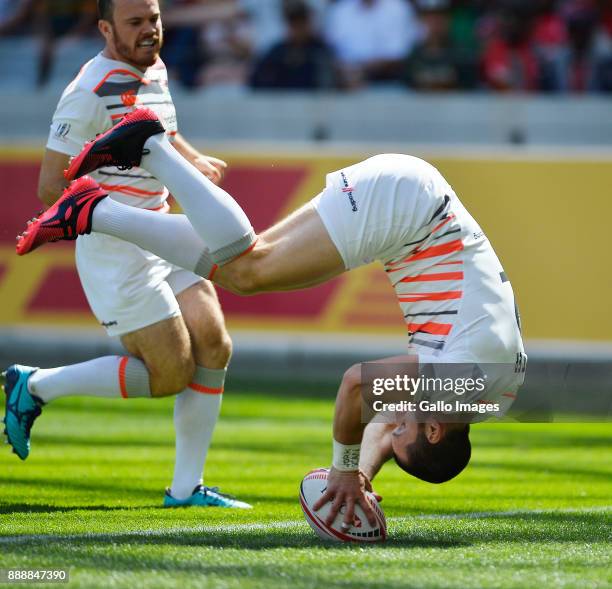 Charlie Hayter of England scores a try during the the 2017 HSBC Cape Town Sevens match between England and Argentina at Cape Town Stadium on December...