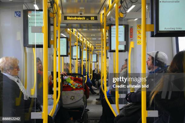 Neue U-Bahnwagen auf der Linie U2 im Einsatz. Ein grosses uebersichtliches Informationsangebot ist auch fuer Berlin-Besucher sehr hilfreich. Auch...