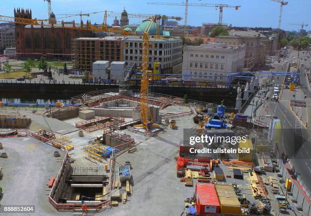 Baustelle Schlossplatz, Blick auf den Eingang zur U5-Station Museumsinsel neben dem Eosanderportal des Schlosses. Im Hintergrund die neue Bebauung am...