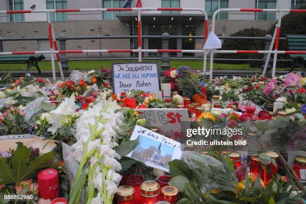 Nach den Terroranschlaegen in der Nacht 13./ in Paris ist auch der Pariser Platz vor der franzoesischen Botschaft weitraeumig abgesperrt. Erste...