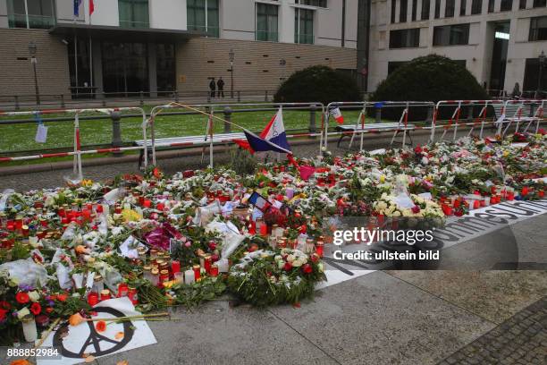 Nach den Terroranschlaegen in der Nacht 13./ in Paris ist auch der Pariser Platz vor der franzoesischen Botschaft weitraeumig abgesperrt. Erste...