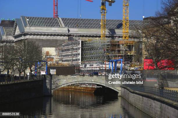 Am erfolgte die Grundsteinlegung fuer den Neubau des Neuen Eingangsgebaeudes zur Museumsinsel, der James-Simon-Galerie auf der Museums-Insel Berlin....