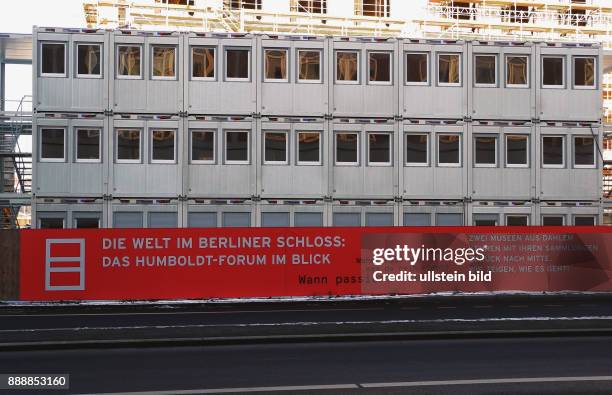 Baustelle Schlossplatz, Jetzt wird die Betonfassade Stein auf Stein eingemauert. Am 12. Juni 2015 wurde Richtfest gefeiert, jetzt hat der...