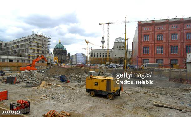 In einer rbb-Abendschau wurde auf die katastrophale Situation der Schinkel-Kirche in Berlins historischer Mitte am Werderschen Markt, Baustelle der...