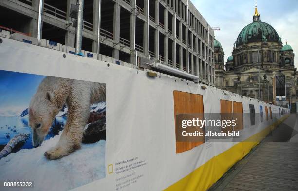 Jahre National Geographic stellt seit Monaten als Freiluftausstellung auf einer Bauplane am temporaeren Bauzaun am Spreeuferweg zwischen...