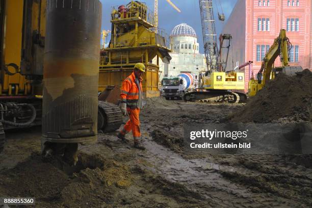 In einer rbb-Abendschau wurde auf die katastrophale Situation der Schinkel-Kirche in Berlins historischer Mitte am Werderschen Markt, Baustelle der...