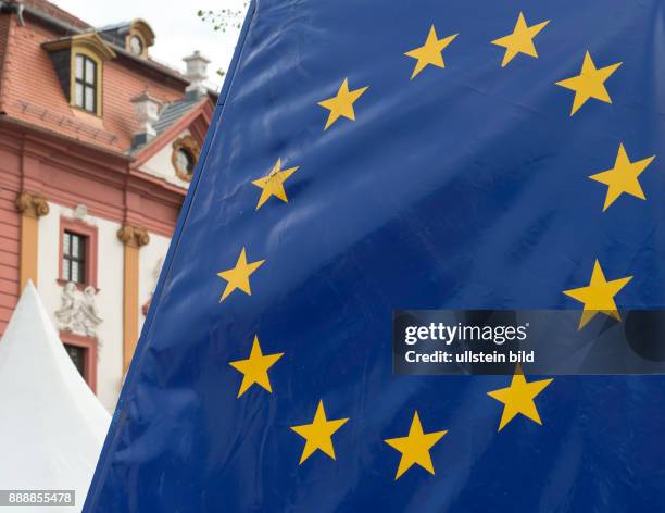 Eine Europafahne an einer Kletterpyramide vor dem Gebaeude der Staatskanzlei beim Tag der offenen Tuer in der Thueringer Staatskanzlei und dem...