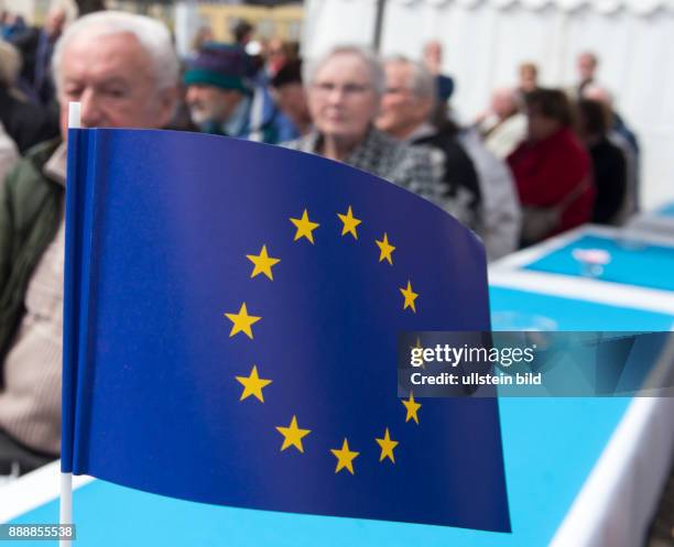 Eine Europafahne beim Tag der offenen Tuer in der Thueringer Staatskanzlei und dem Europafest im am Samstag, im Hirschgarten in Erfurt. Die...